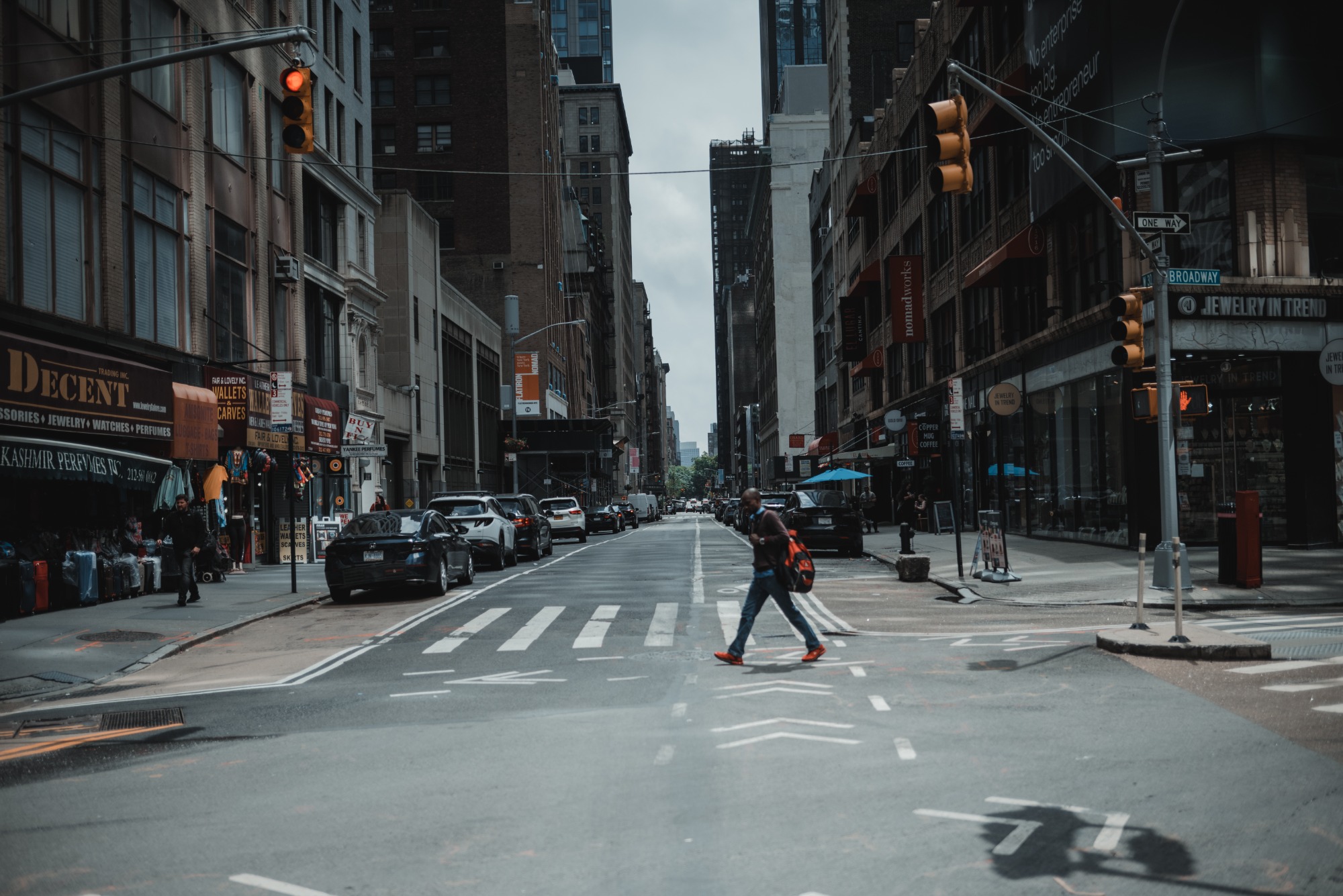 Een rustige straat in New York. Er loopt een voetganger voorbij.