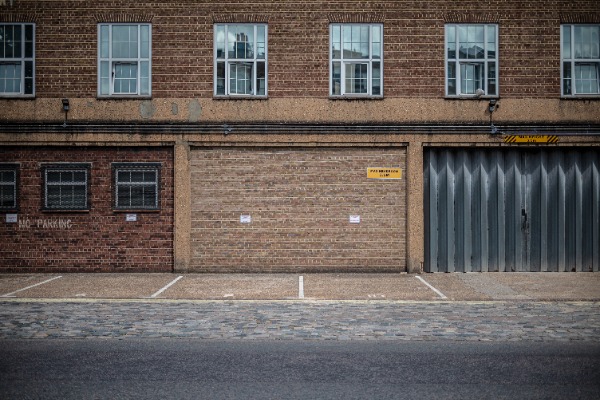 Een gebouw in Londen, recht van voren, met vlak licht.