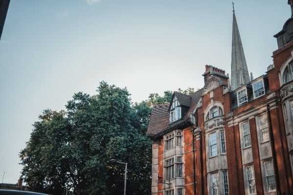 De zon weerkaatst tegen oude gebouwen in Londen