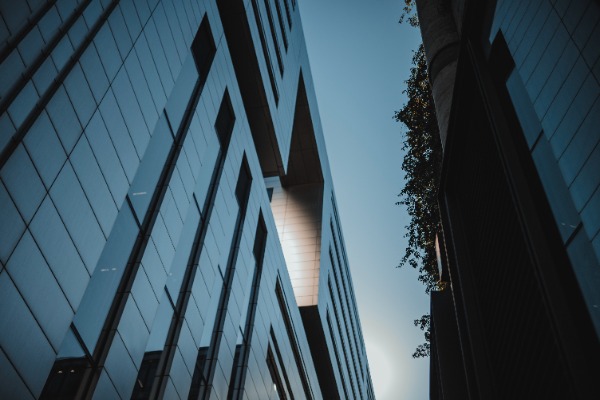 De zon schijnt door een gebouw aan Liverpool Street.