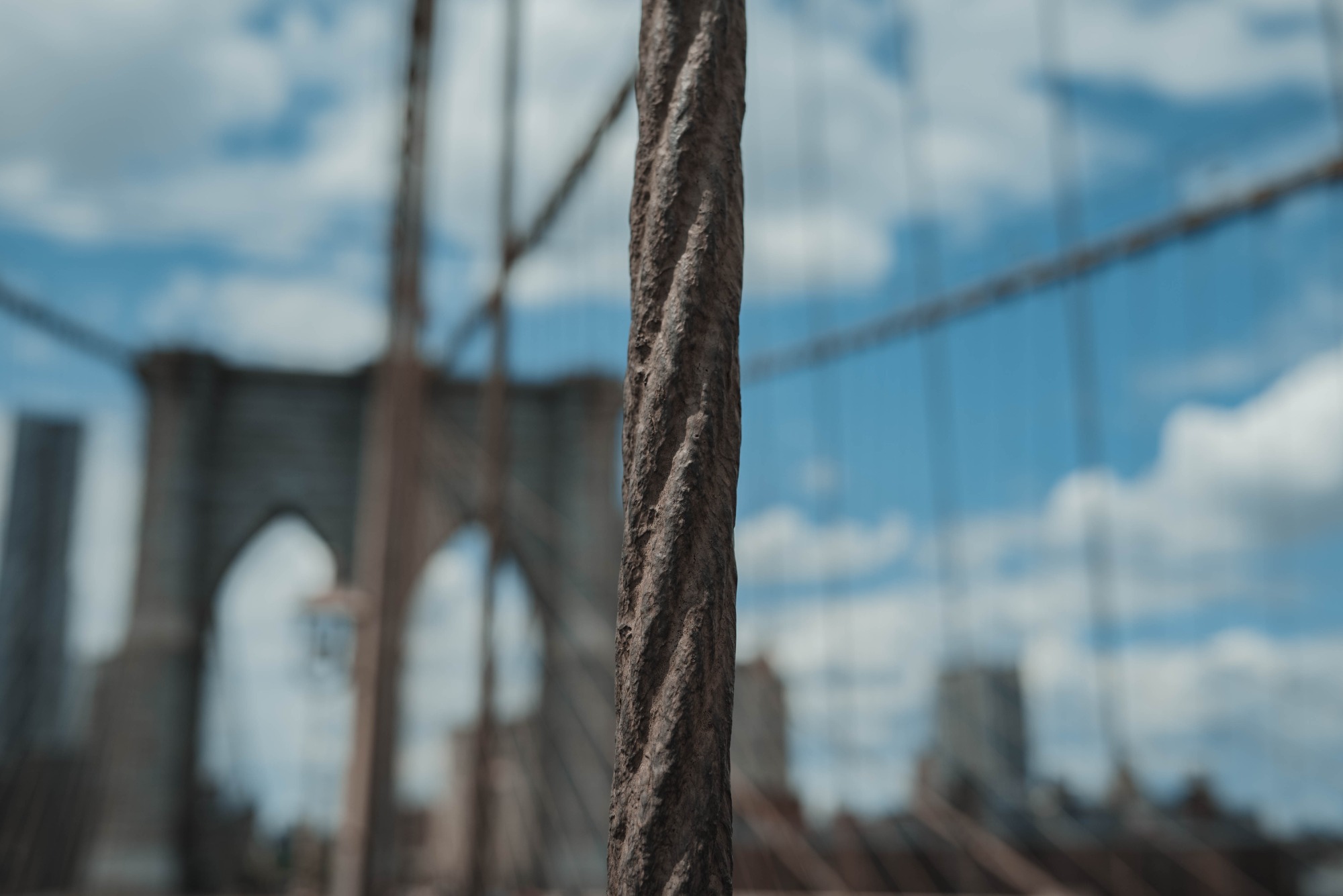 Een touw op de Brooklyn Bridge van dichtbij, met de rest van de brug erachter.