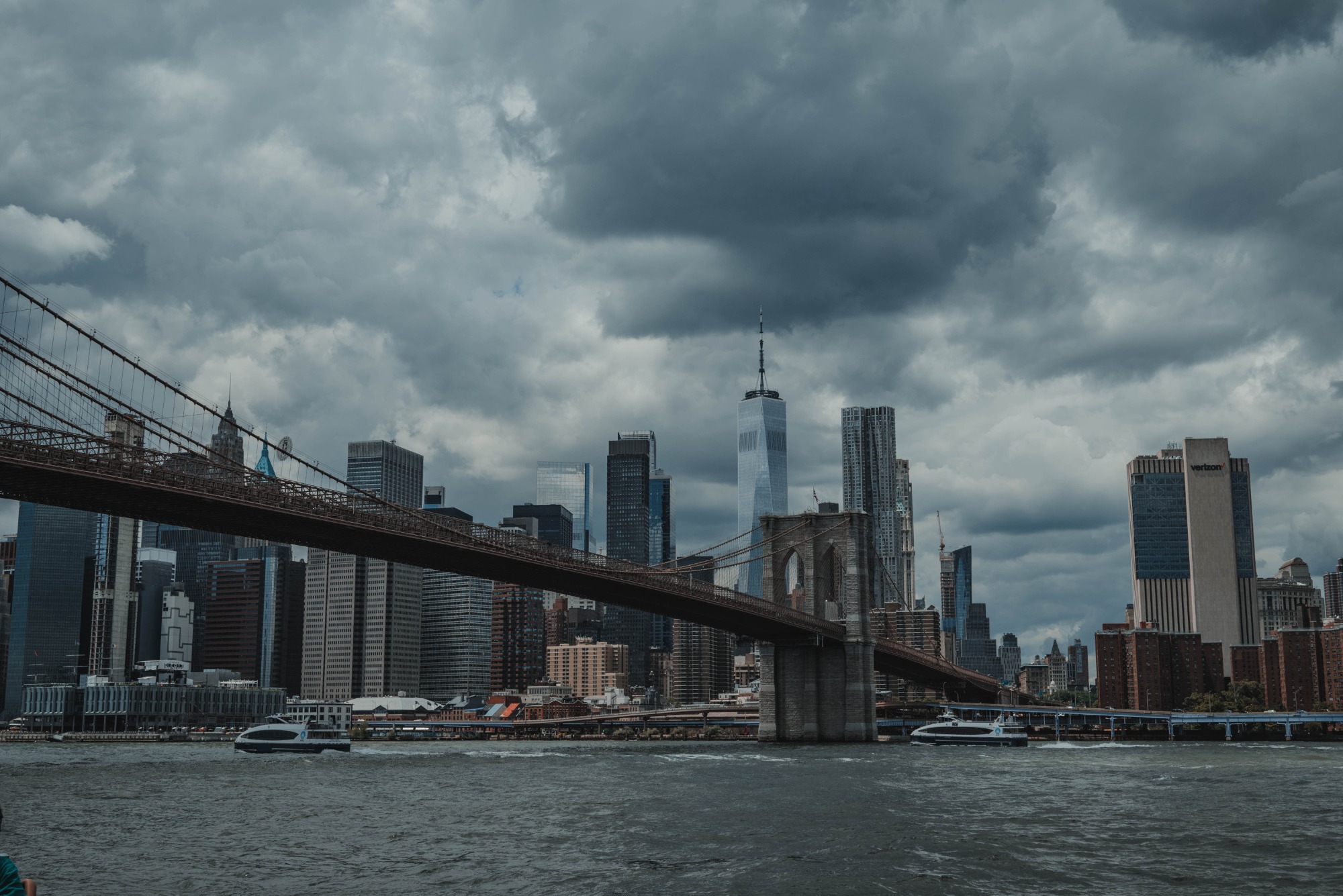 De Brooklyn Bridge met de skyline van New York.