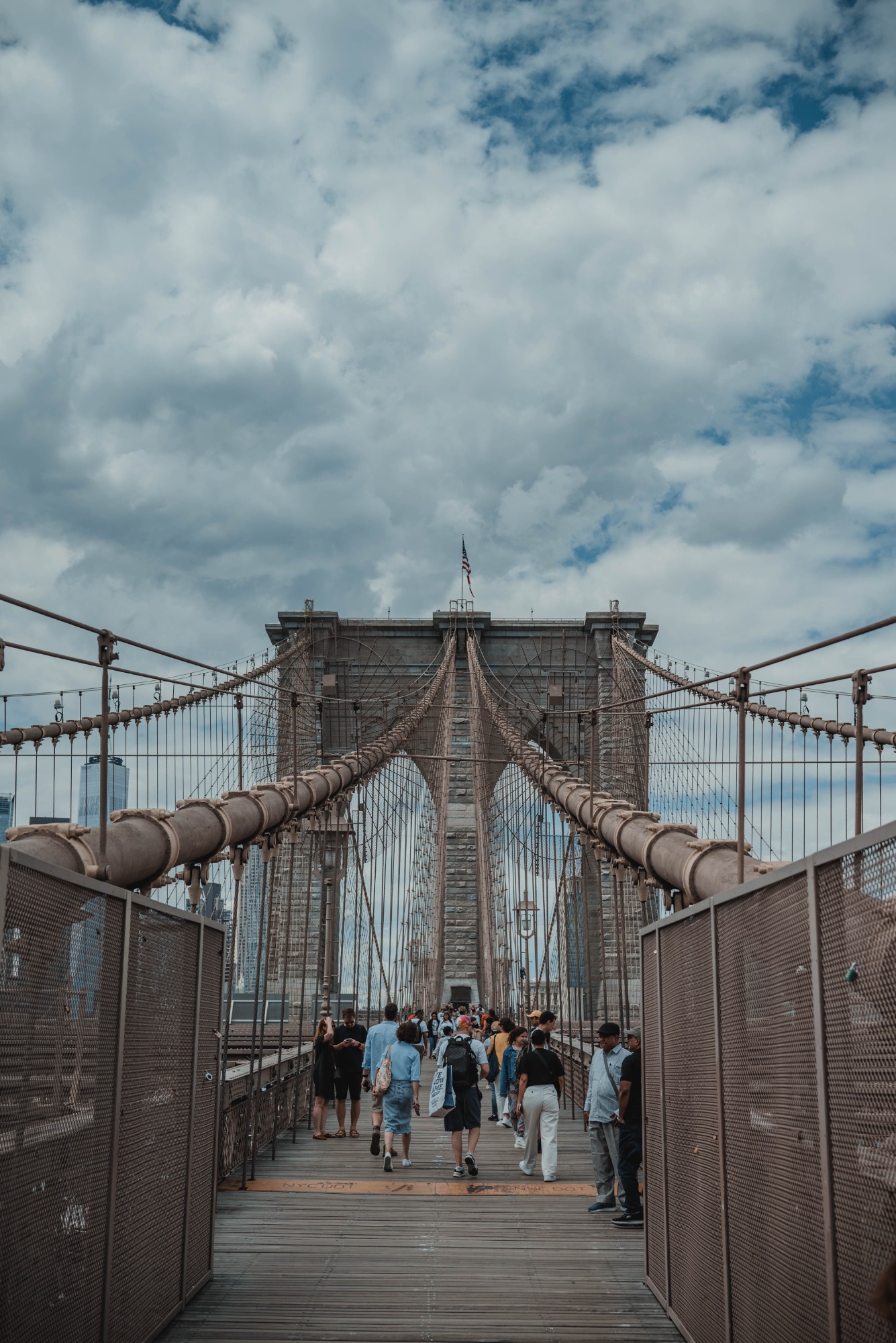 De Brooklyn Bridge, met veel mensen erop.