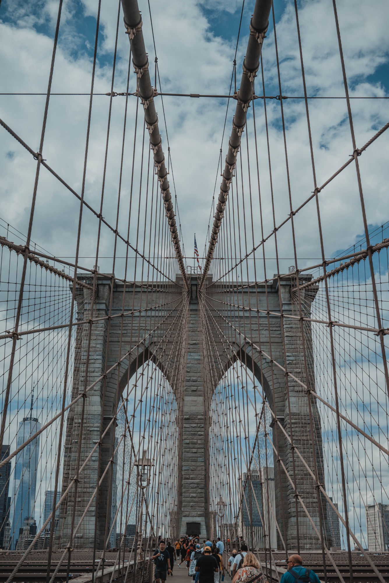 De kabels van de Brooklyn Bridge en de mensen erop.