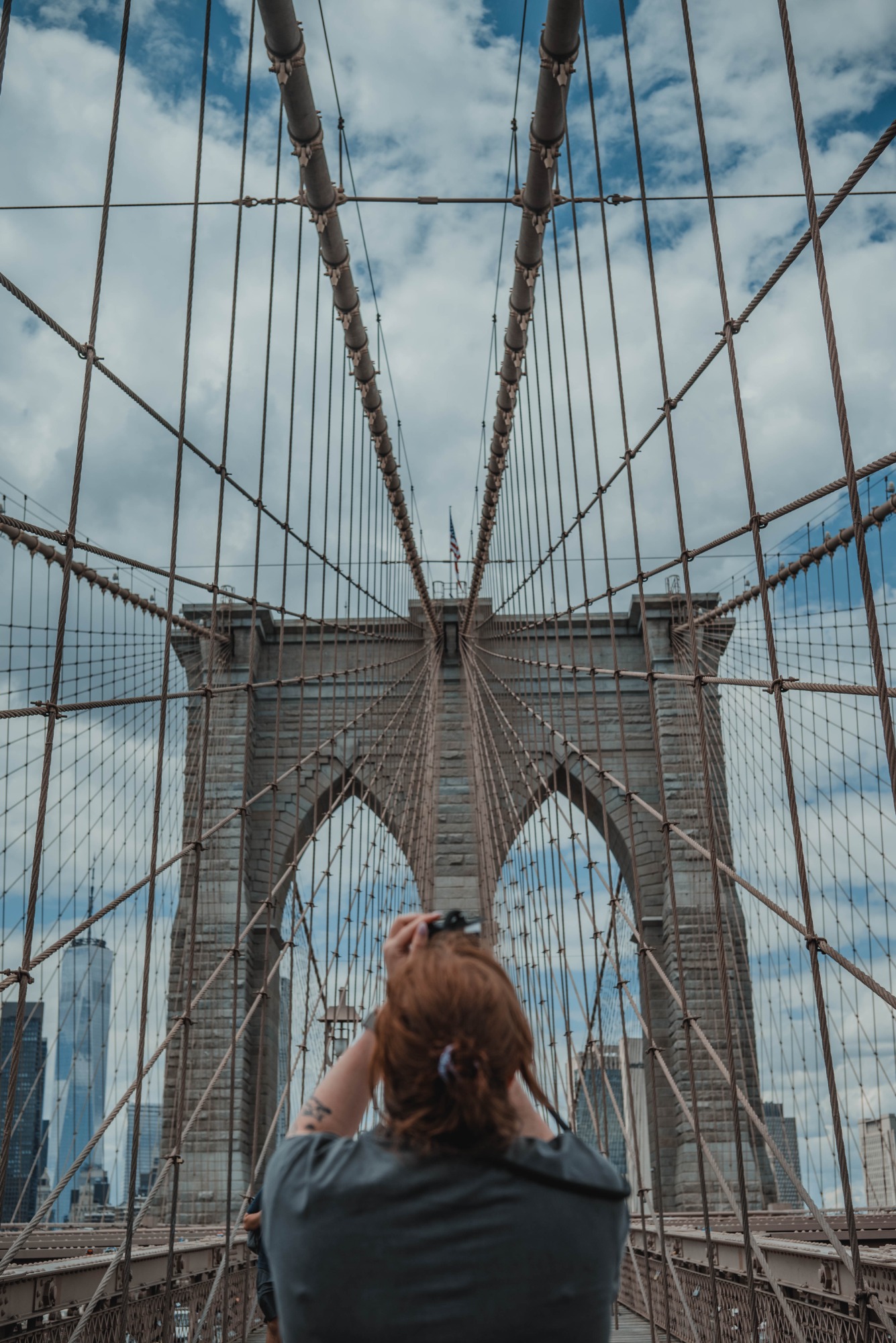 Een vrouw maakt een foto van de Brooklyn Bridge