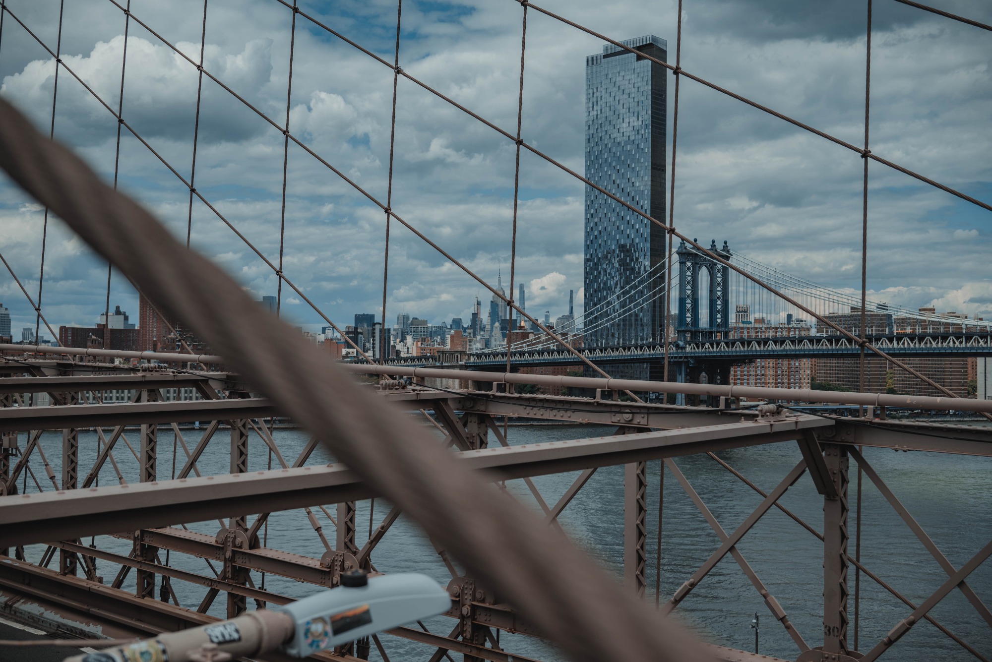De kabels van de Brooklyn Bridge van dichtbij.