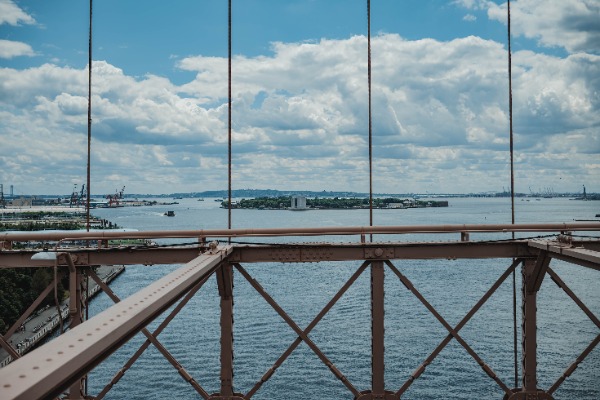 Het uitzicht op het water vanaf de Brooklyn Bridge