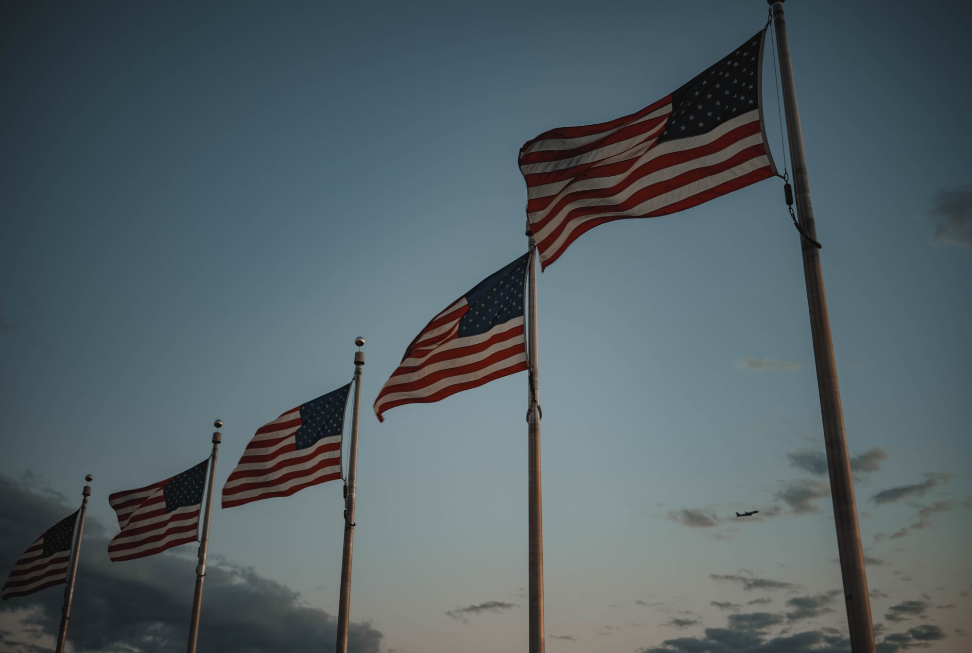 Amerikaanse vlaggen wapperen tegen een avondlucht