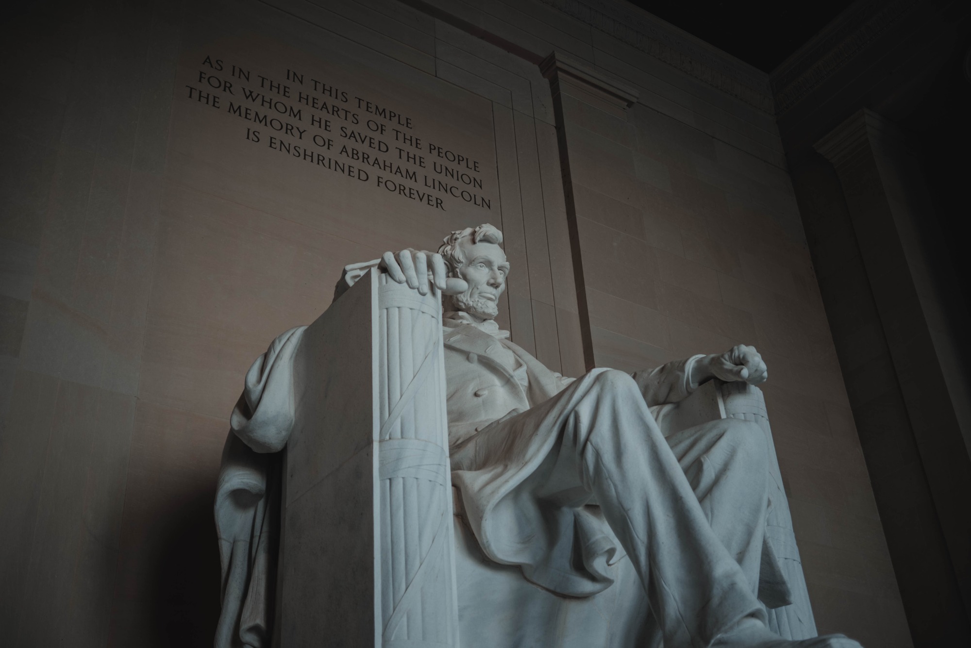 Het standbeeld van het Lincoln Memorial. Lincoln zit in de stoel.