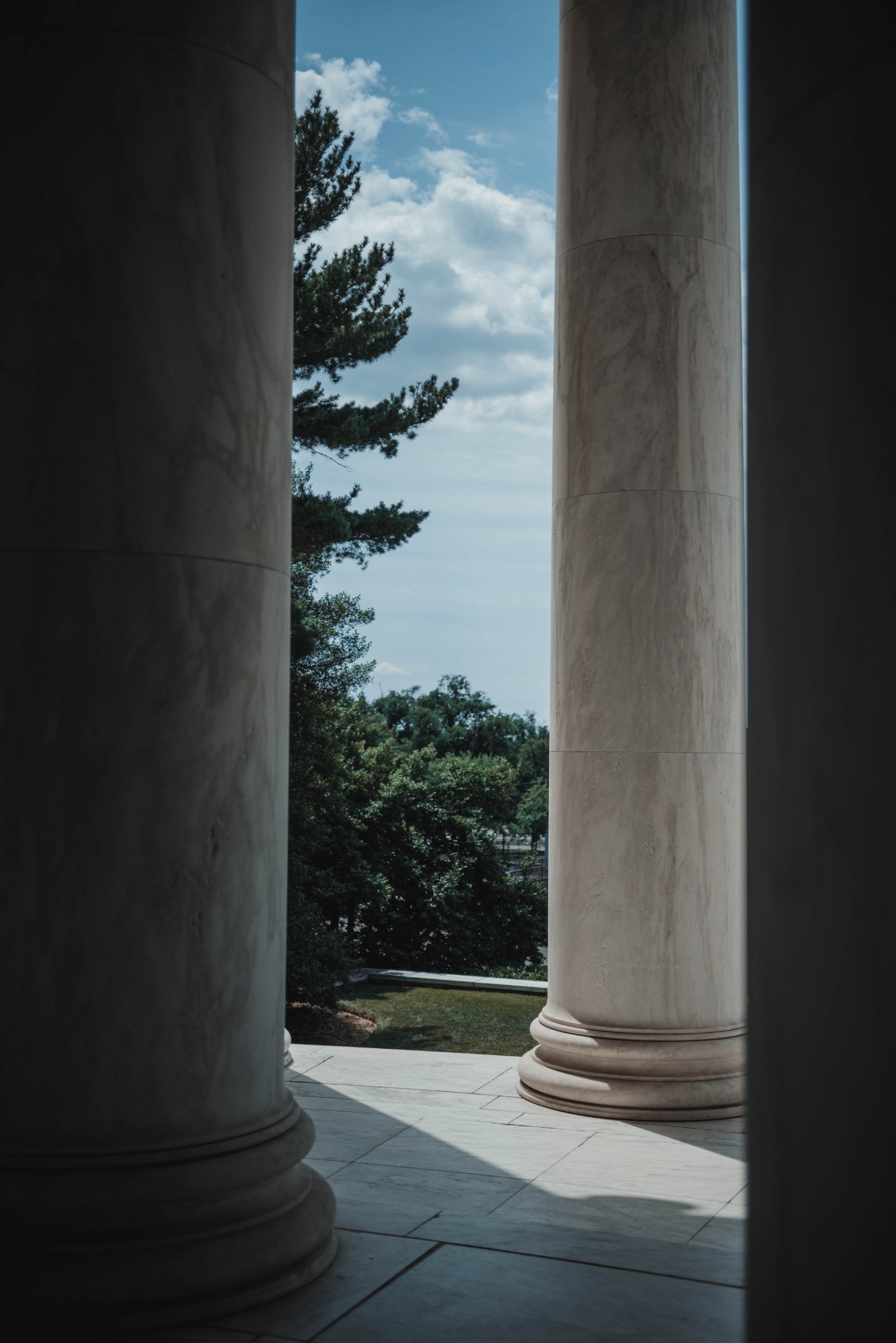 Pilaren van het Jefferson Memorial op een stralende dag.