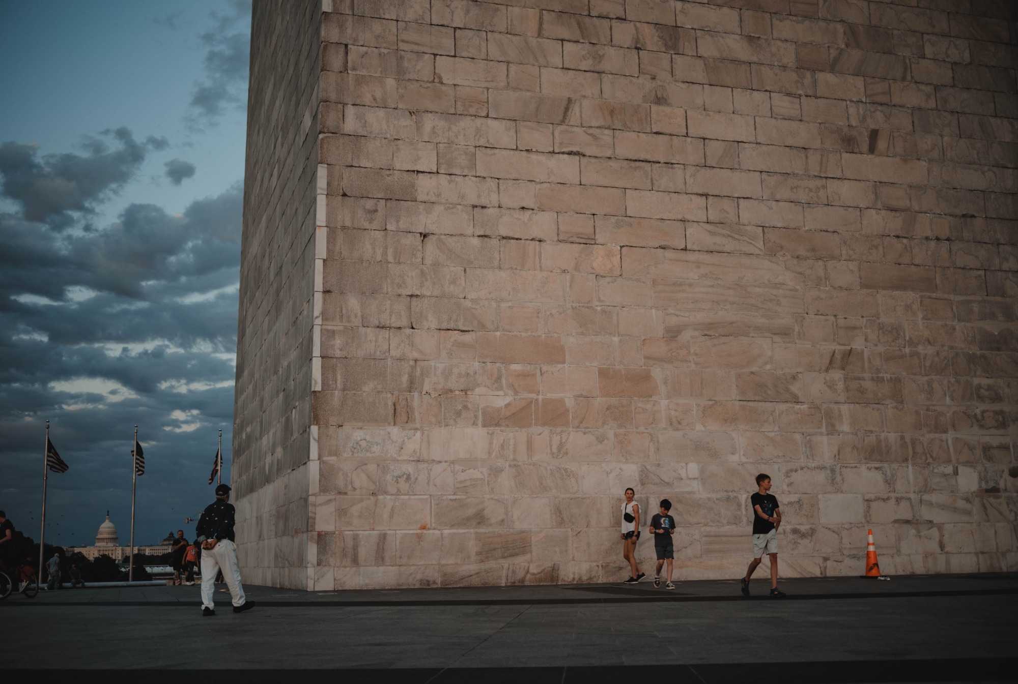 Het Washington Monument van dichtbij. Een aantal mensen staan er voor.