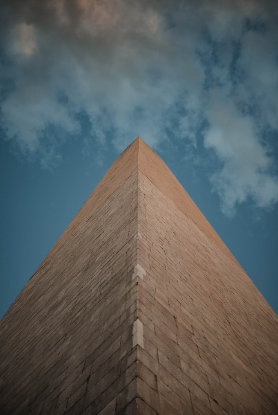 Het Washington Monument van dichtbij. We kijken er langs naar de avondlucht.