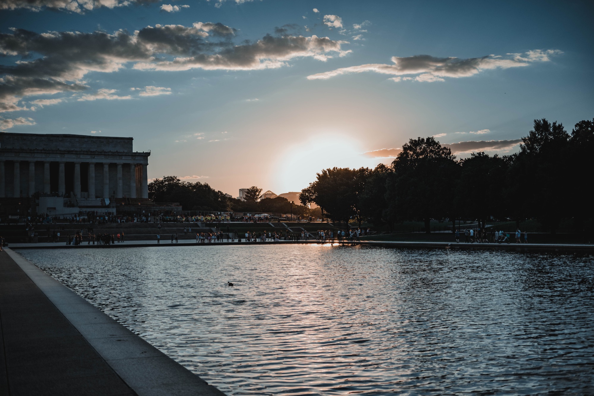 De reflection pools met op de achtergrond het Lincoln Memorial.