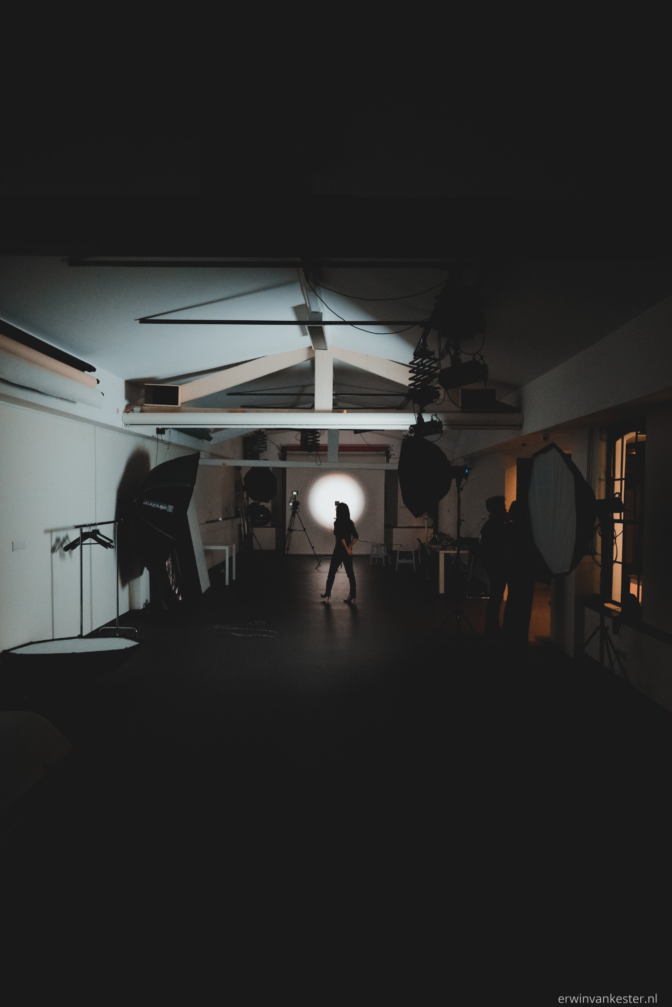 Lavinia Meijer staat voor een spot in een fotostudio