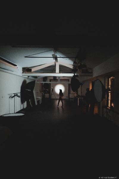 Lavinia Meijer staat voor een spot in een fotostudio