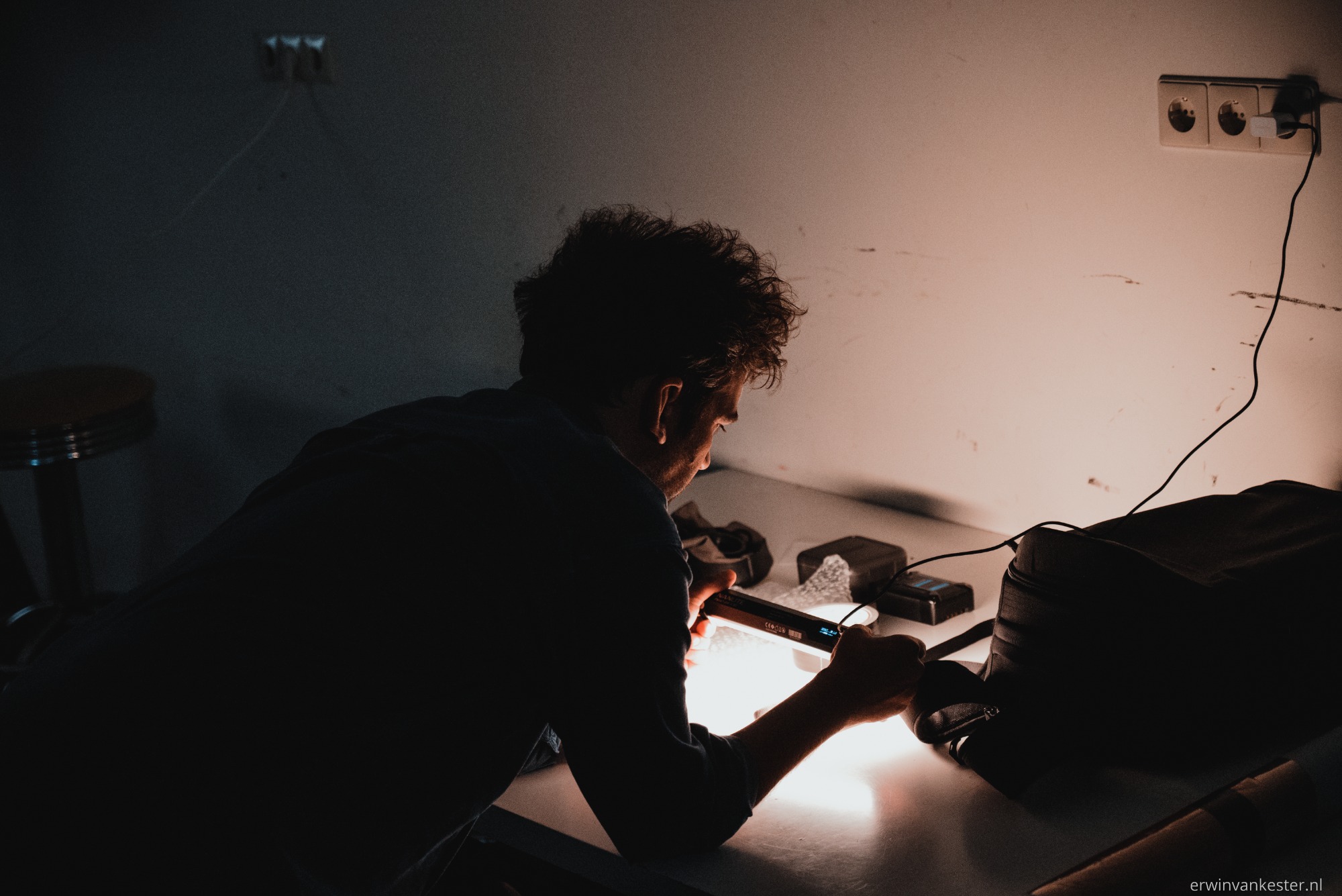 De fotograaf speelt met een licht.