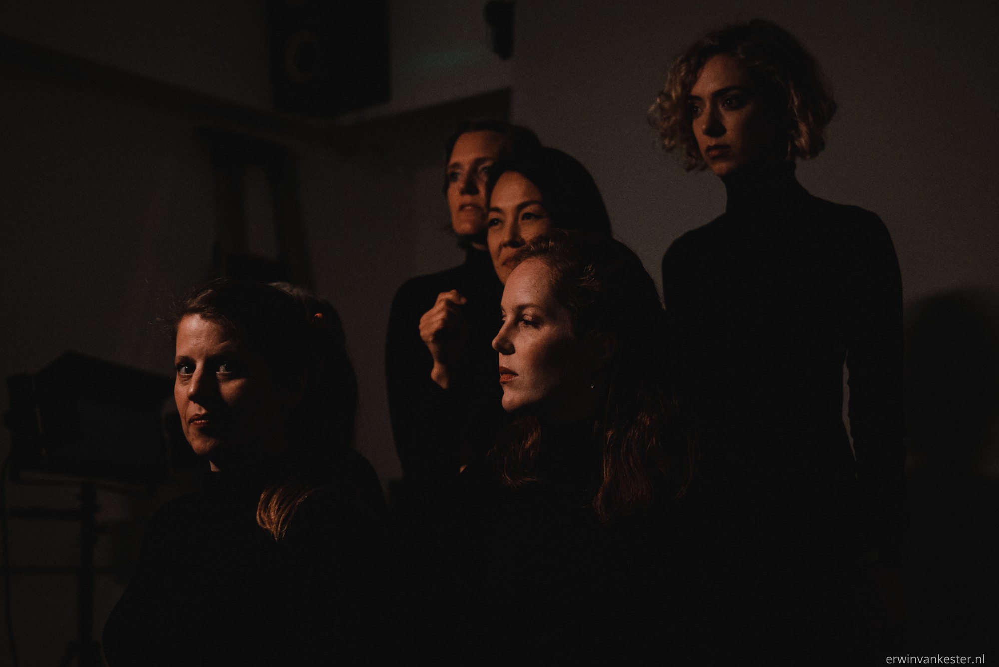 Lavinia Meijer staat met de zangeressen van Wishful Singing in een spot.