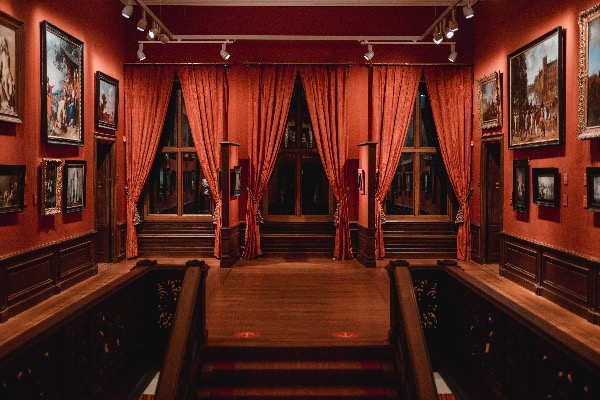 De grote hal met diverse schilderijen in het Mauritshuis