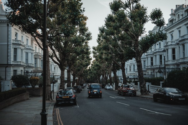 Een mooie straat in Londen, met een taxi die van ons weg rijdt.