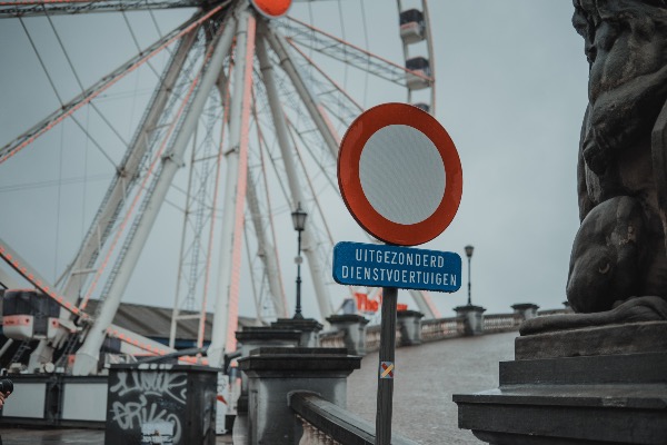 Bord met 'Uitgezonderd dienstvoertuigen' bij reuzenrad in Antwerpen