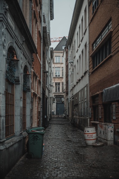 Een verlaten steegje in Antwerpen