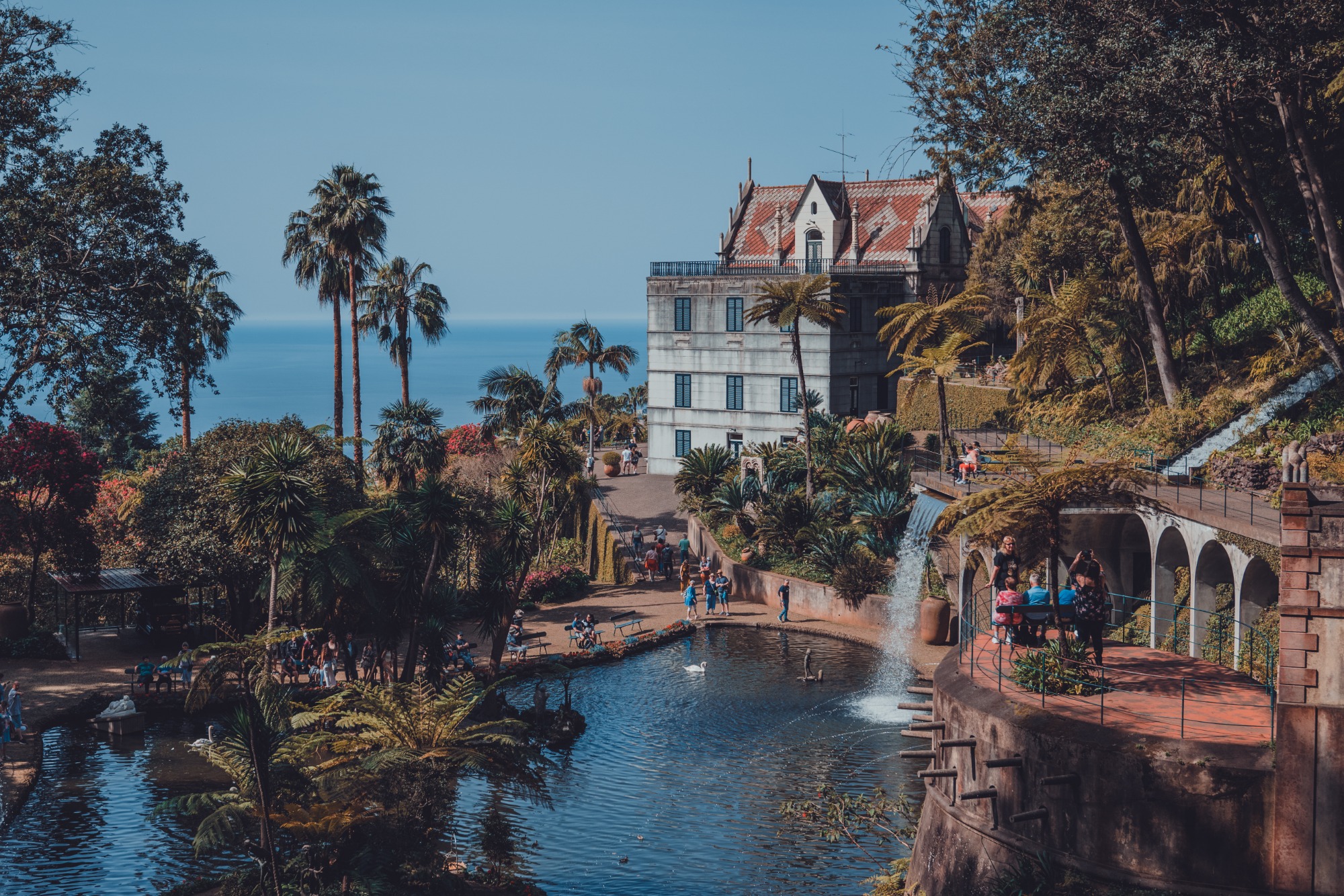 Overzicht Monte Palace Gardens, met waterval, vijver, gebouw