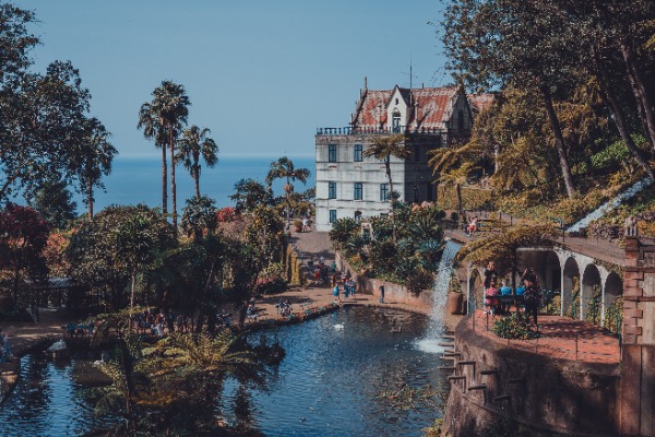 Overzicht Monte Palace Gardens, met waterval, vijver, gebouw