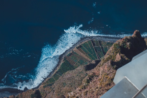 Van bovenaf de kust en zee van Madeira