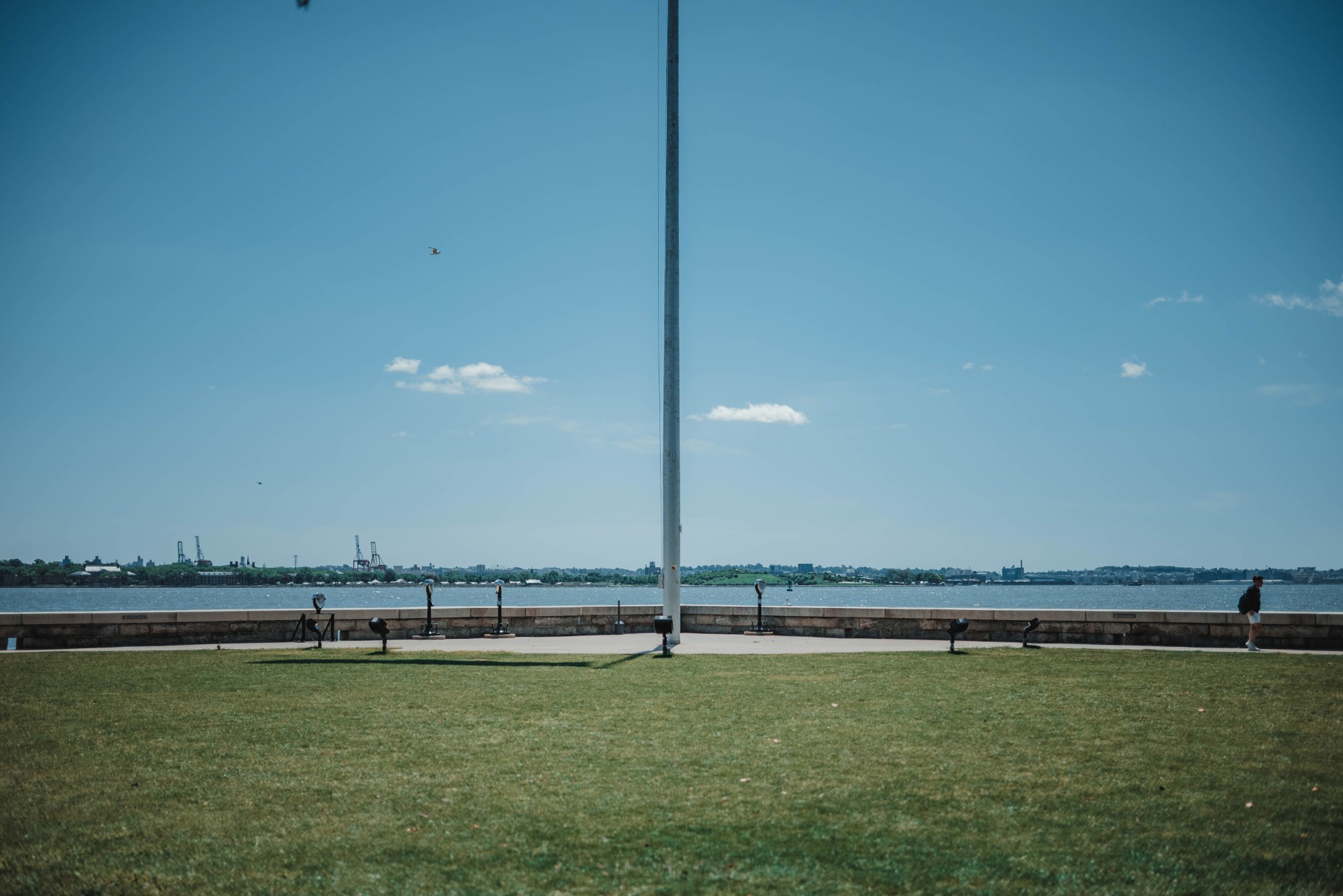Een vlaggenmast op Ellis Island, met een groen veld.