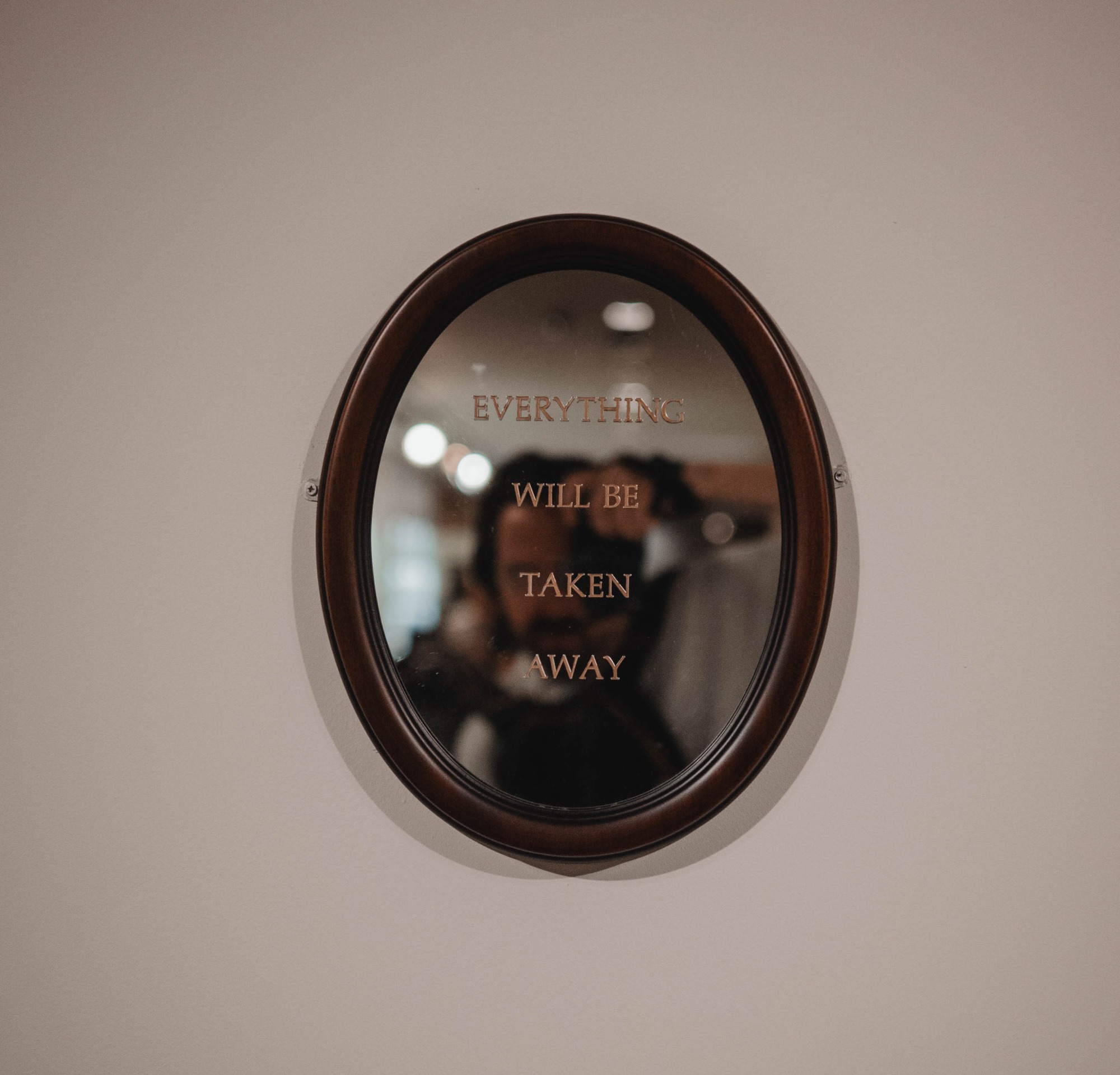 Een spiegel met de tekst 'Everything will be taken away'