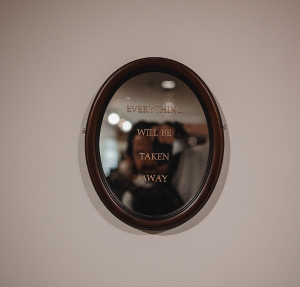 Een spiegel met de tekst 'Everything will be taken away'