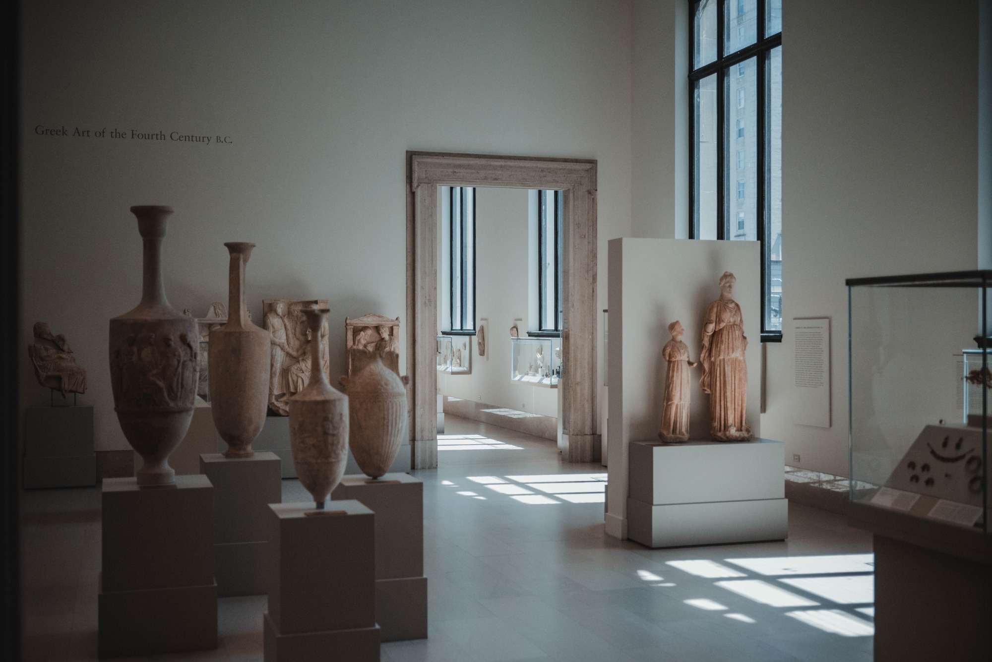 Een lege hal in een museum met Romeinse historie