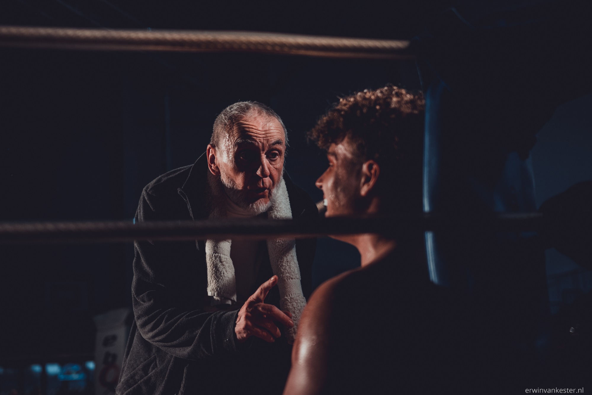 Trainer spreekt bokser aan in de ring