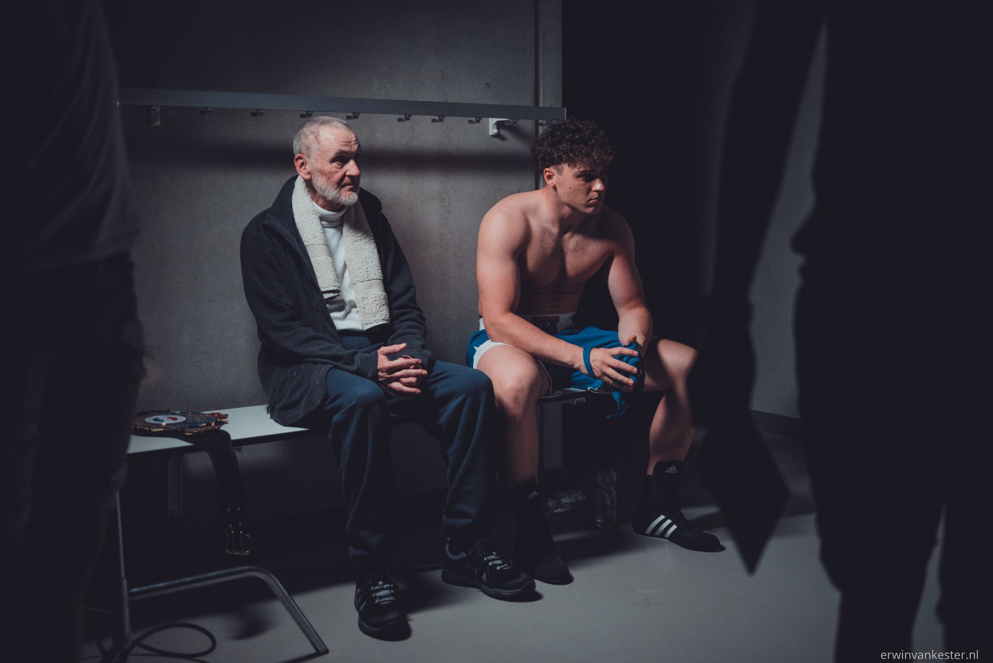 Bokser en trainer zitten op de bank