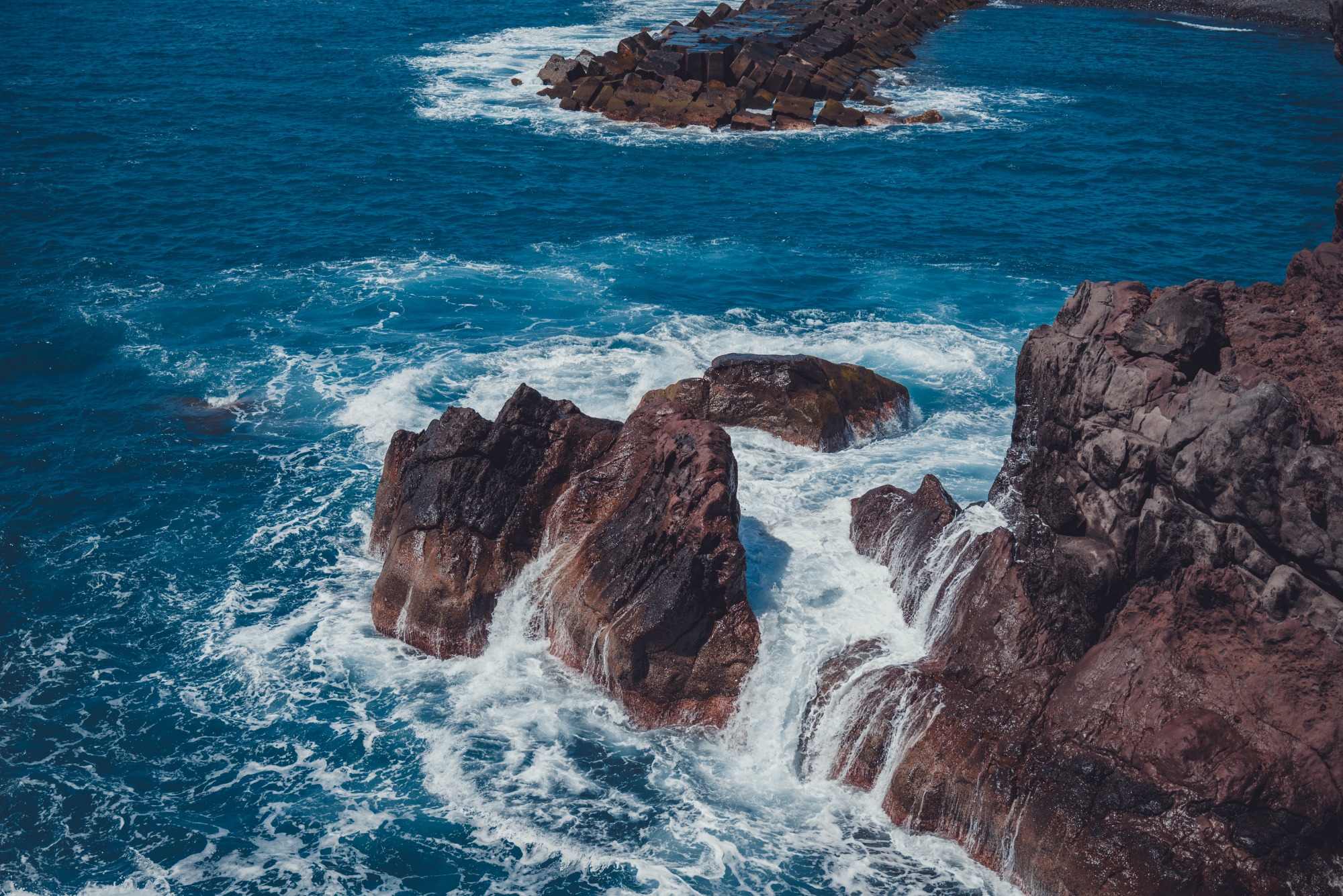 Water druipt van rotsen aan de kust