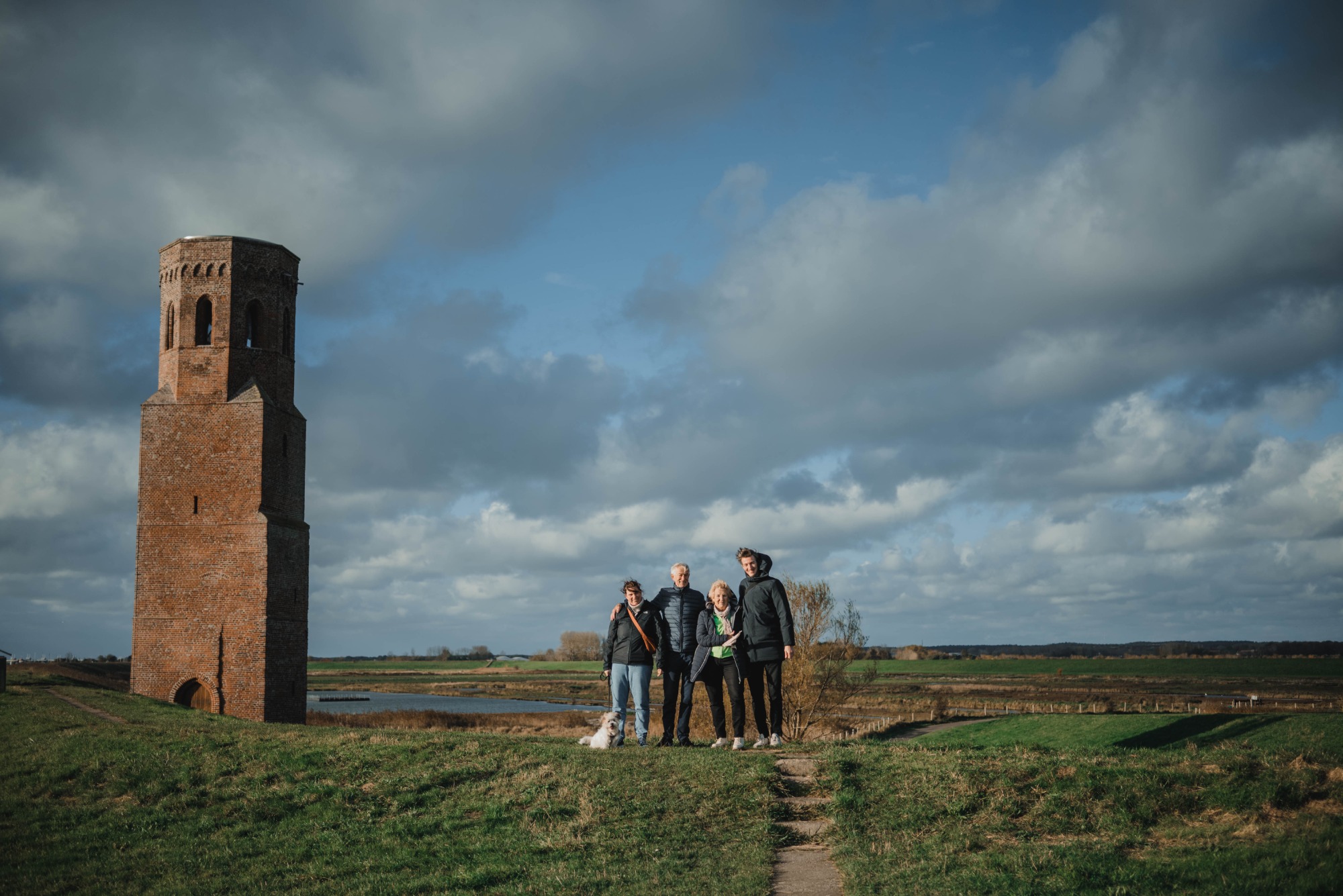 De plompe toren naast familie