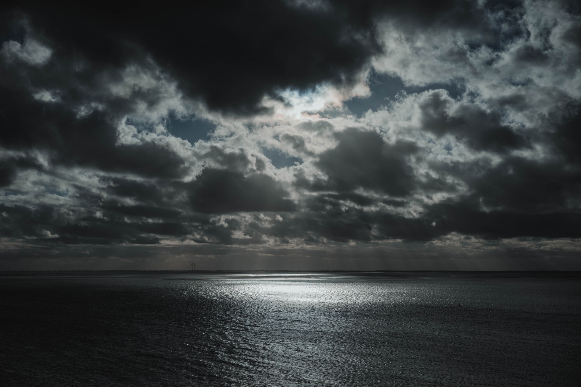 De wolken laten wat zonnestralen door