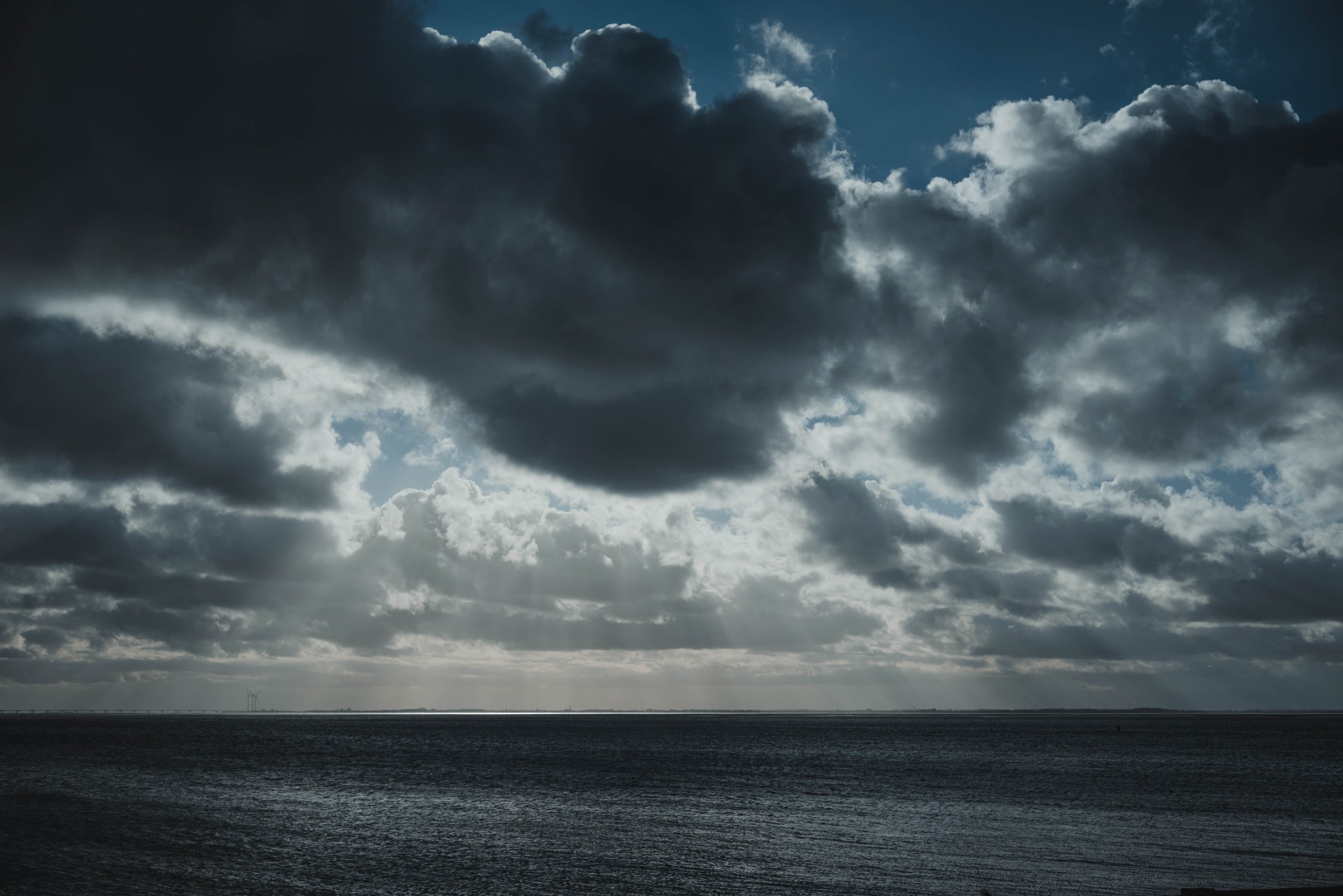 De wolken laten wat zonnestralen door