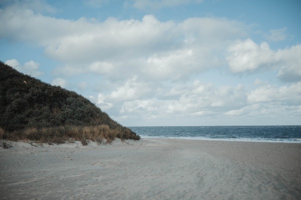 Een stuk strand in Zeeland.