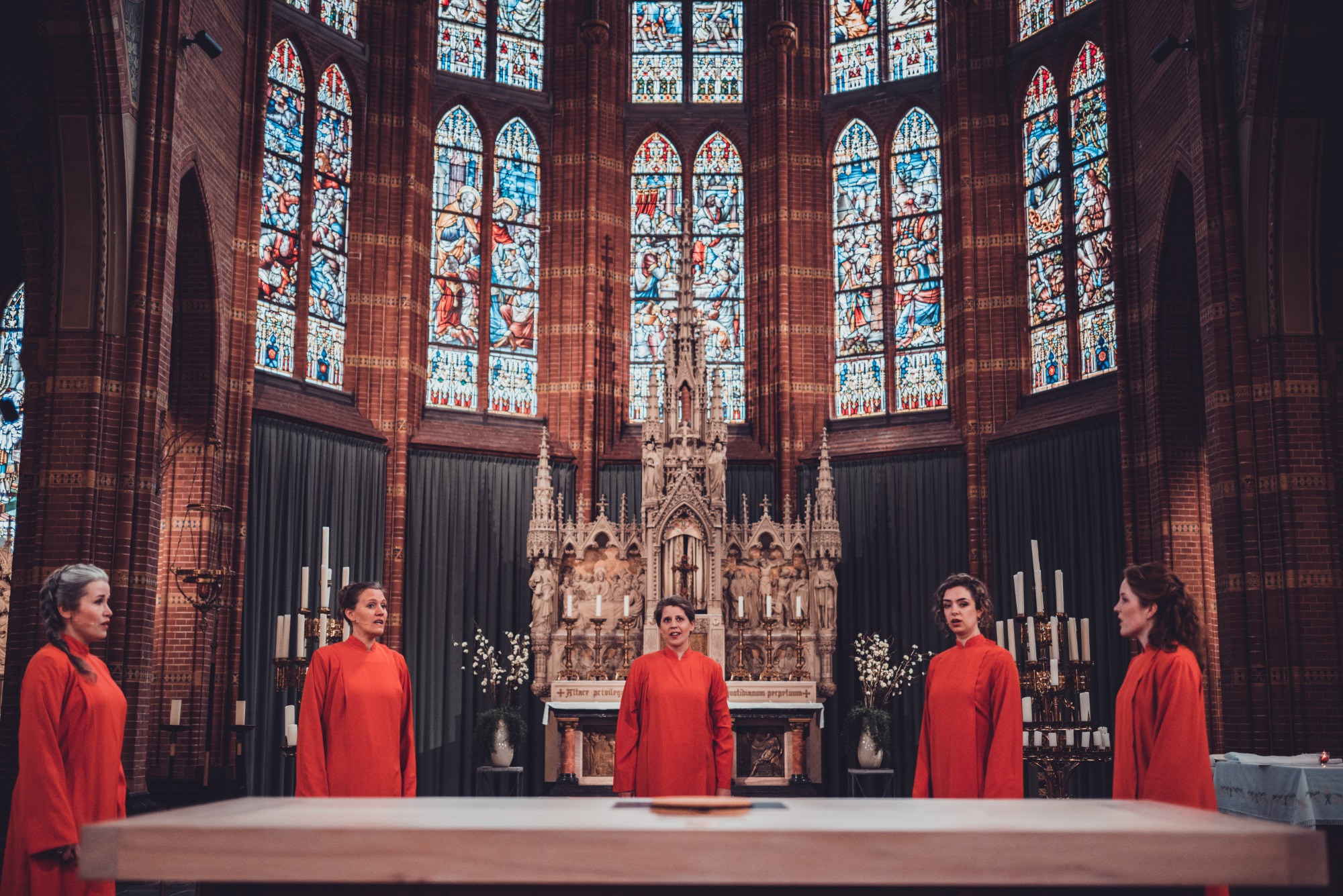 Wishful Singing staat rond het altaar