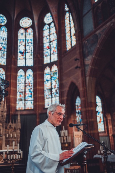 Herman Finkers draagt voor in de kerk.