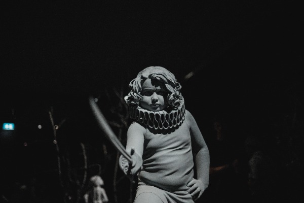 Een jongen met zwaard of degen bij Nachtreis van Hans Op de Beeck in KMSKA